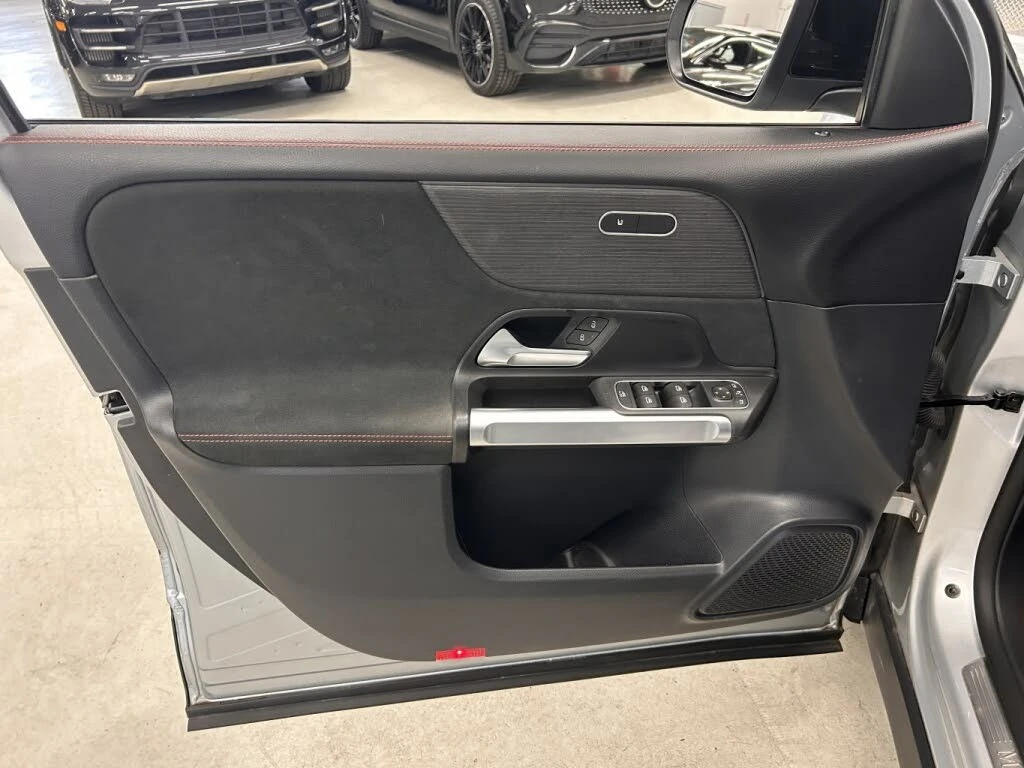 Mercedes-Benz GLB 4MATIC* ПОДГРЕВ* DISTRONIC* LANE ASSIST* KEYLESS*  - изображение 10