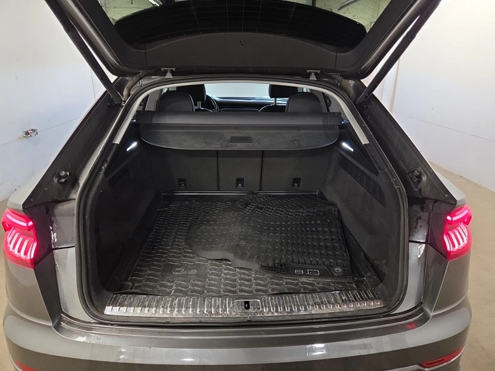 Audi Q8 Technik* AWD* АвтоКредит* (ЦЕНА ДО БГ), снимка 13 - Автомобили и джипове - 54414380