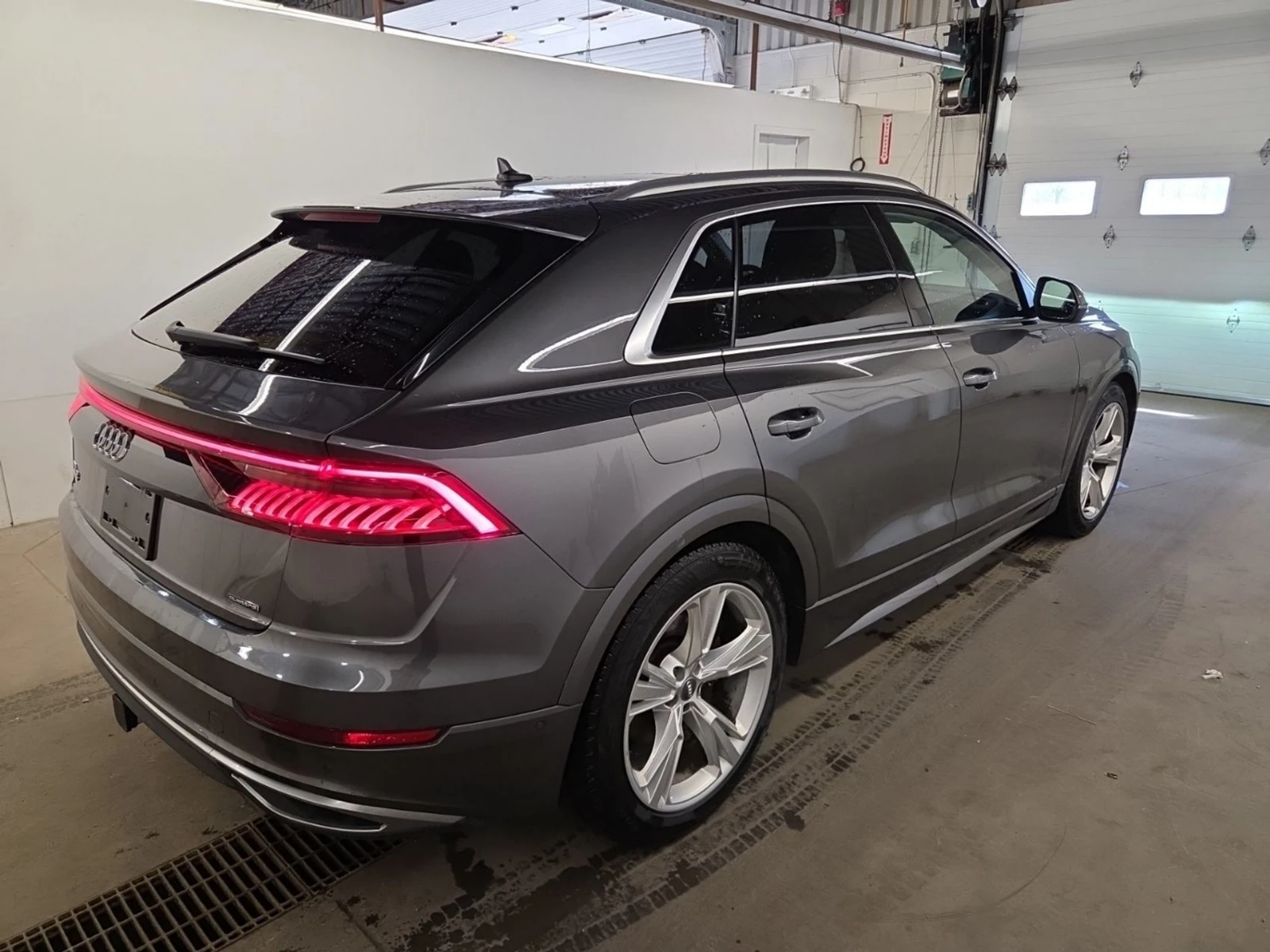 Audi Q8 Technik* AWD* АвтоКредит* (ЦЕНА ДО БГ), снимка 3 - Автомобили и джипове - 54414380