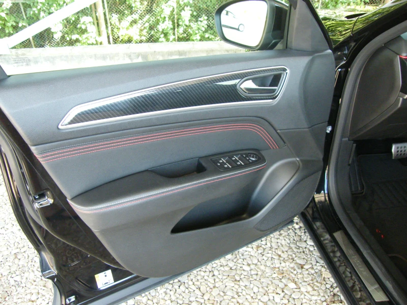 Renault Arkana 1.3 RS LINE 140KC, снимка 8 - Автомобили и джипове - 49183462