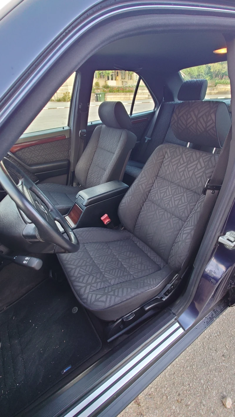 Mercedes-Benz C 180, снимка 11 - Автомобили и джипове - 51342600