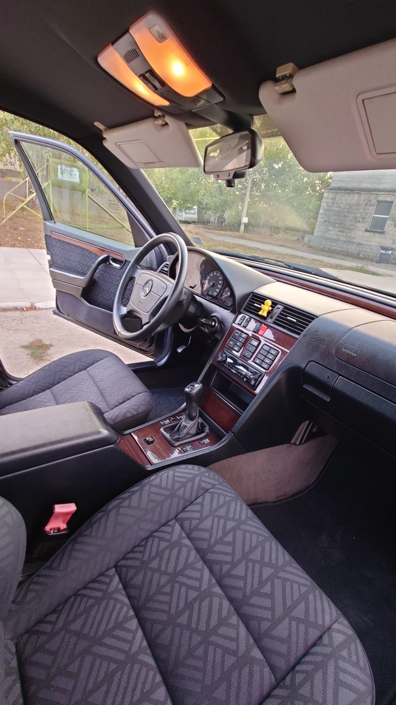 Mercedes-Benz C 180, снимка 10 - Автомобили и джипове - 51342600