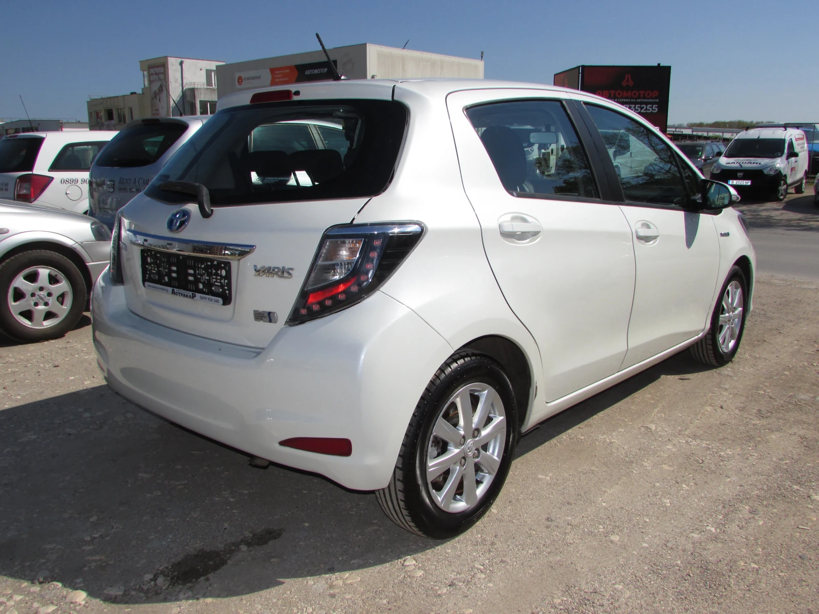 Toyota Yaris 1.5i HYBRID, снимка 5 - Автомобили и джипове - 54314433