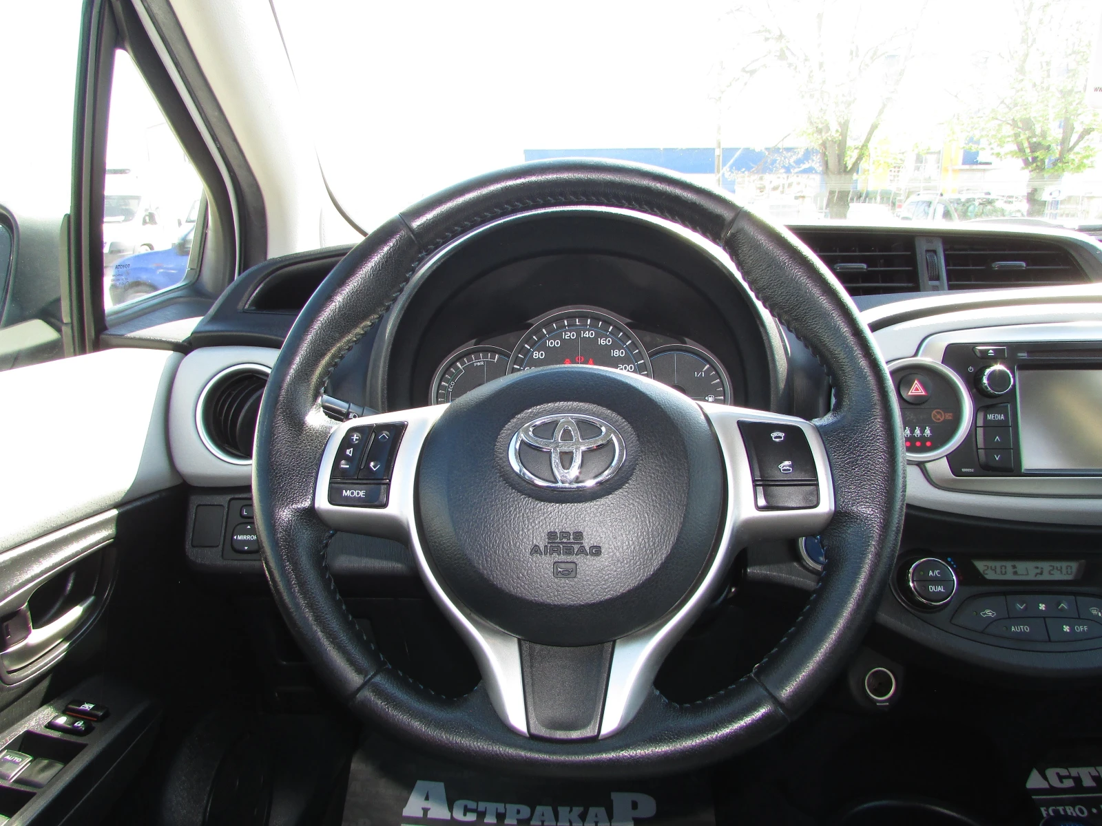 Toyota Yaris 1.5i HYBRID, снимка 12 - Автомобили и джипове - 54314433