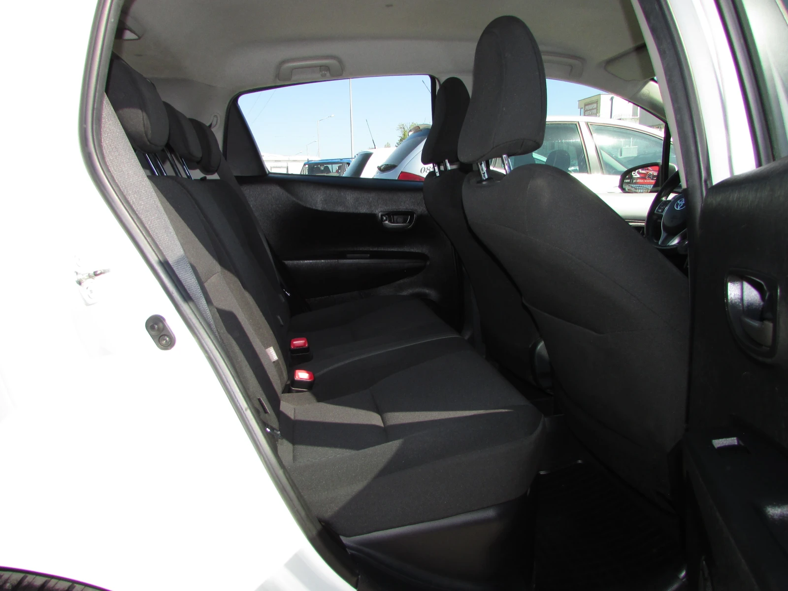 Toyota Yaris 1.5i HYBRID, снимка 11 - Автомобили и джипове - 54314433