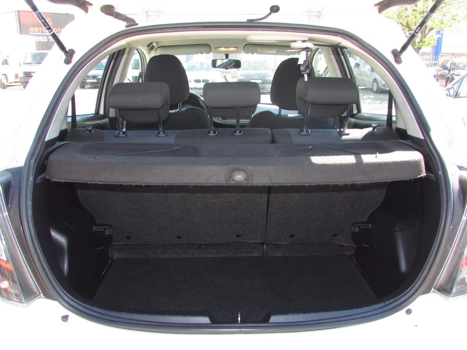 Toyota Yaris 1.5i HYBRID, снимка 16 - Автомобили и джипове - 54314433