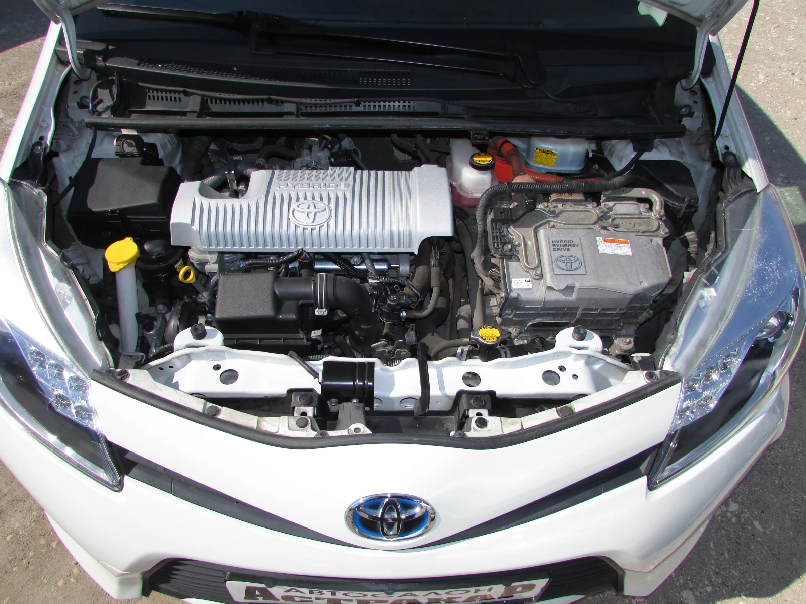 Toyota Yaris 1.5i HYBRID, снимка 17 - Автомобили и джипове - 54314433