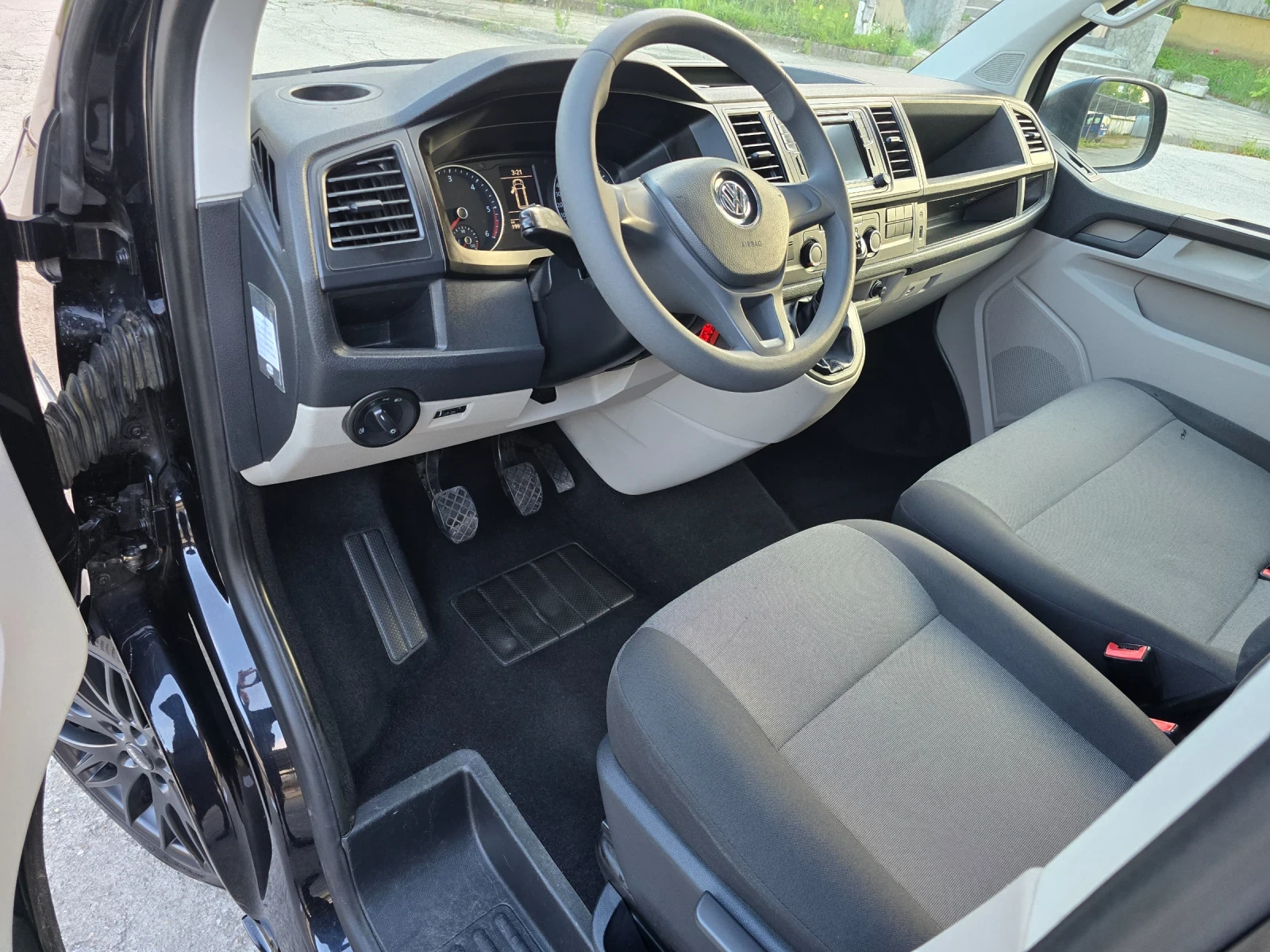 VW T6 2.0 TDI L2H2 Highline, снимка 7 - Бусове и автобуси - 54495642