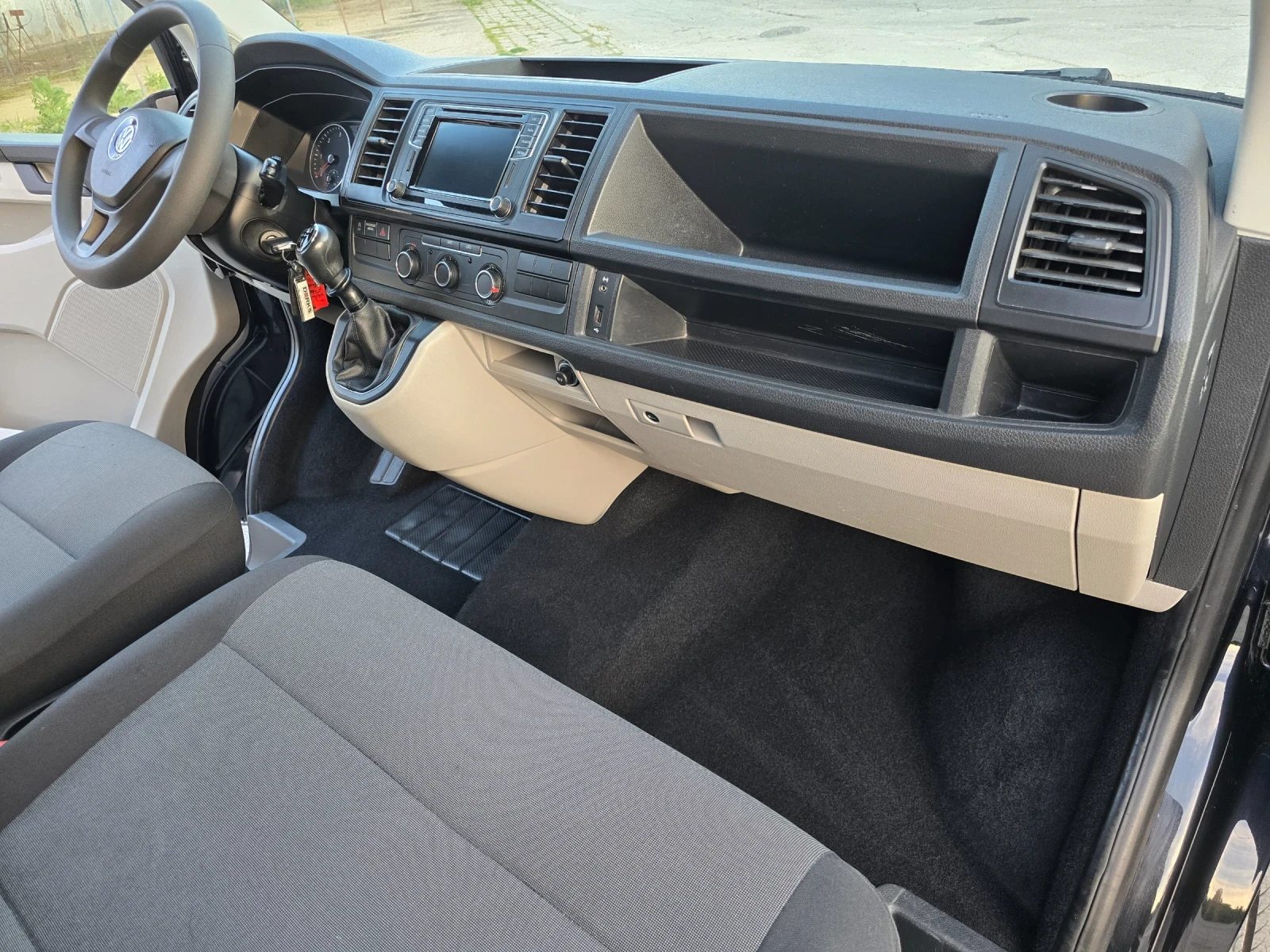 VW T6 2.0 TDI L2H2 Highline, снимка 9 - Бусове и автобуси - 54495642