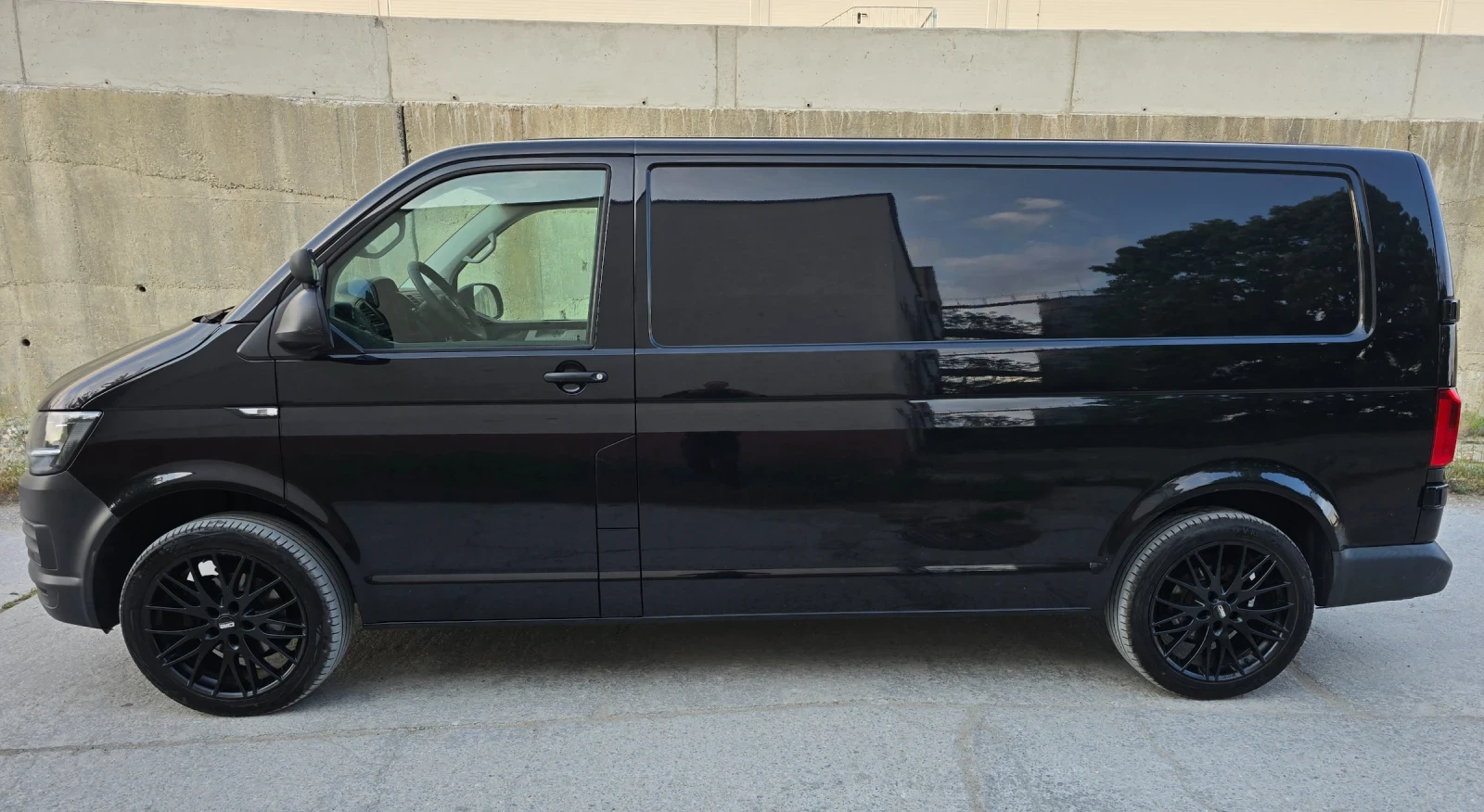 VW T6 2.0 TDI L2H2 Highline, снимка 2 - Бусове и автобуси - 54495642
