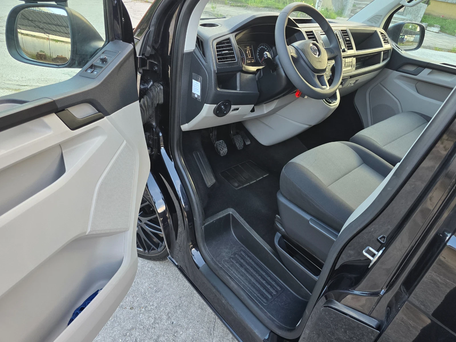 VW T6 2.0 TDI L2H2 Highline, снимка 8 - Бусове и автобуси - 54495642