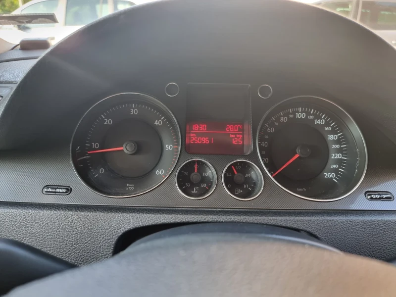 VW Passat, снимка 12 - Автомобили и джипове - 52577943