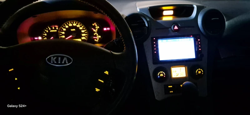 Kia Carens CRDi, снимка 15 - Автомобили и джипове - 52023133