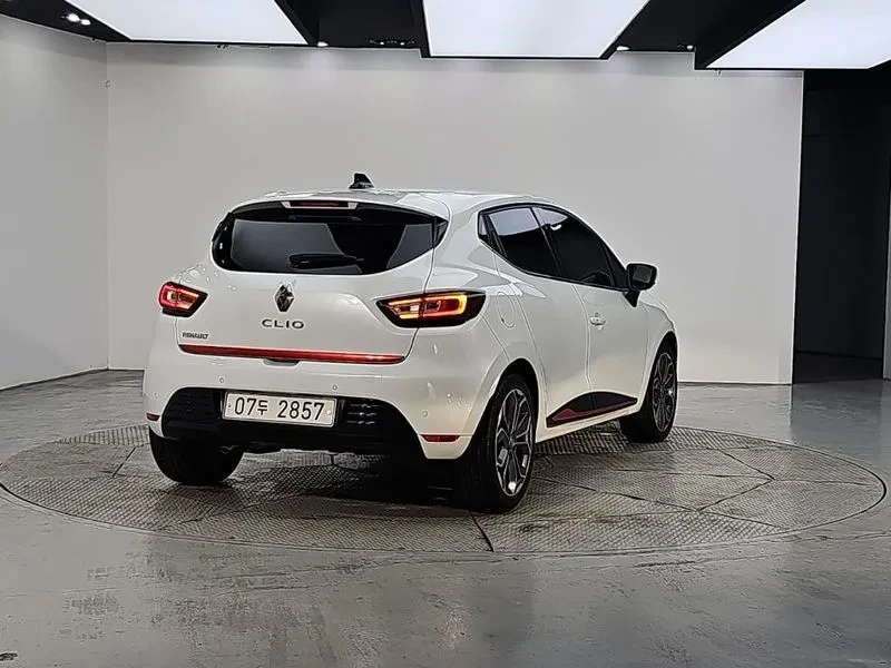 Renault Samsung Clio Iconic, снимка 4 - Автомобили и джипове - 56529082