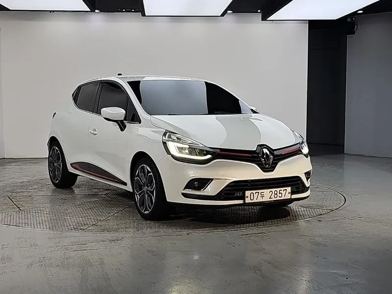 Renault Samsung Clio Iconic, снимка 2 - Автомобили и джипове - 56529082