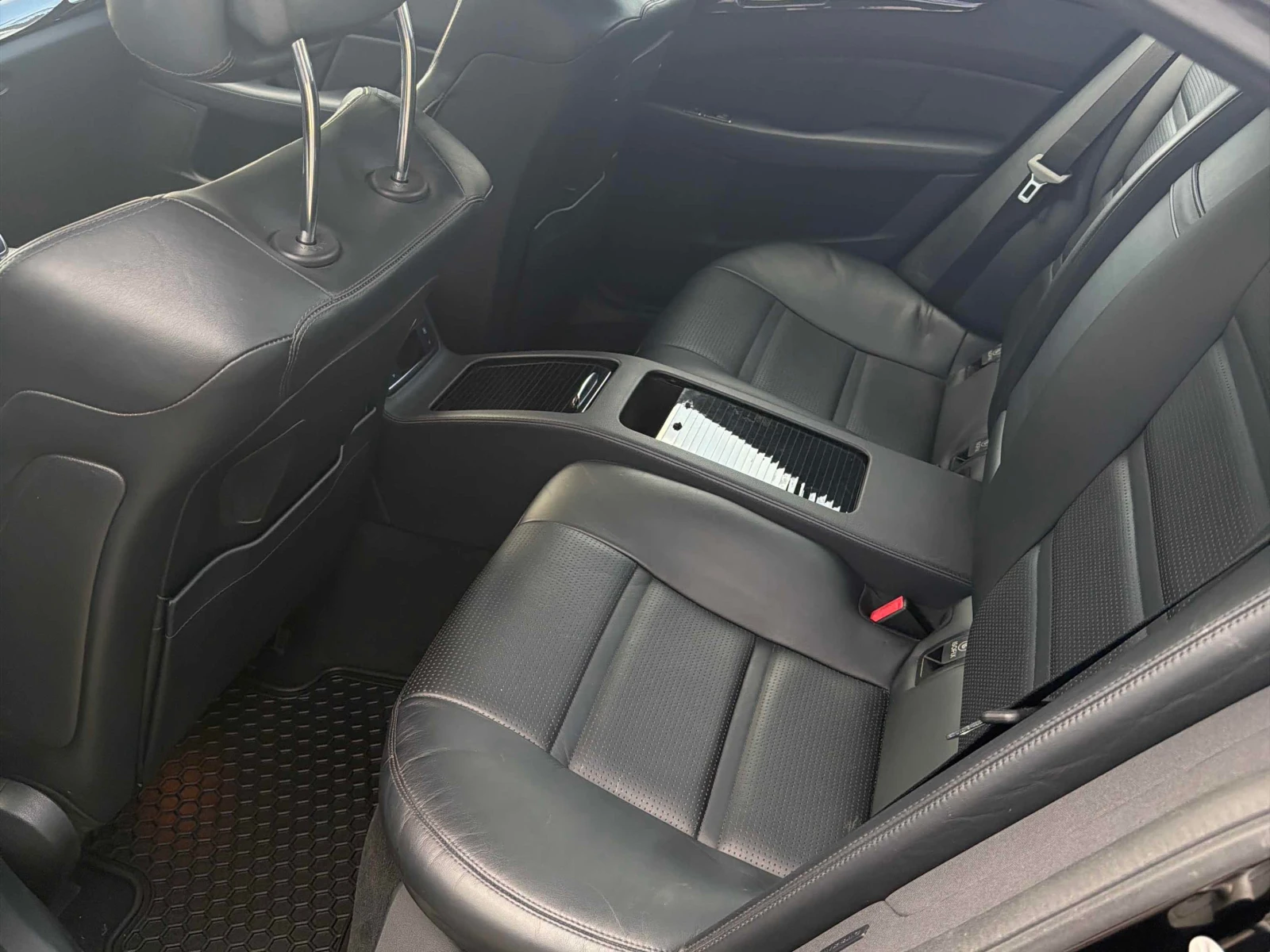 Mercedes-Benz CLS 63 AMG * CARFAX * БЕЗ ПЪРВОНАЧАЛНА ВНОСКА, снимка 10 - Автомобили и джипове - 56056667