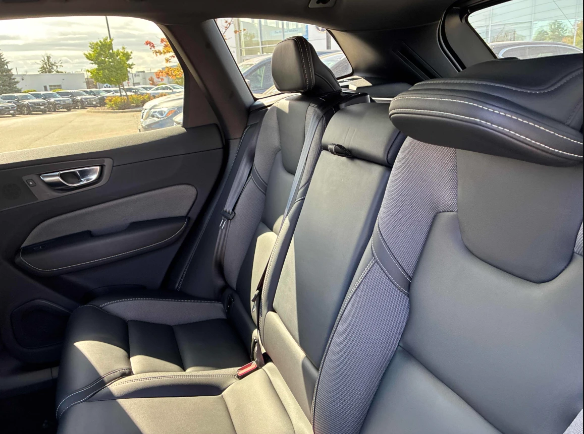 Volvo XC60 B6* R-desing* AWD* * Mild Hybrid* Пано* Virtual, снимка 12 - Автомобили и джипове - 56188793