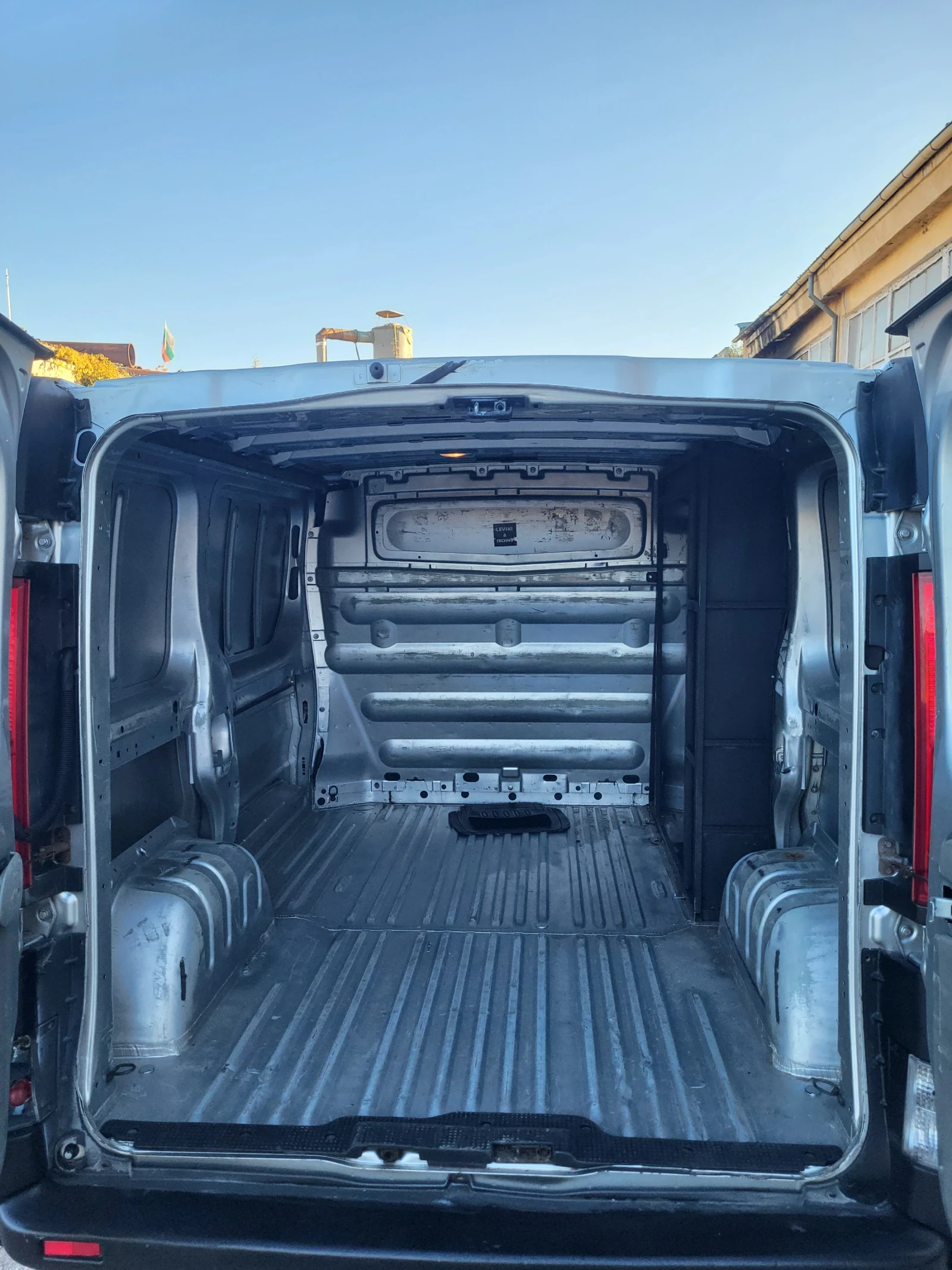 Opel Vivaro 1.9dti, снимка 9 - Бусове и автобуси - 56377374