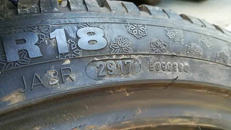 Гуми Зимни 245/40R18, снимка 8 - Гуми и джанти - 25600324