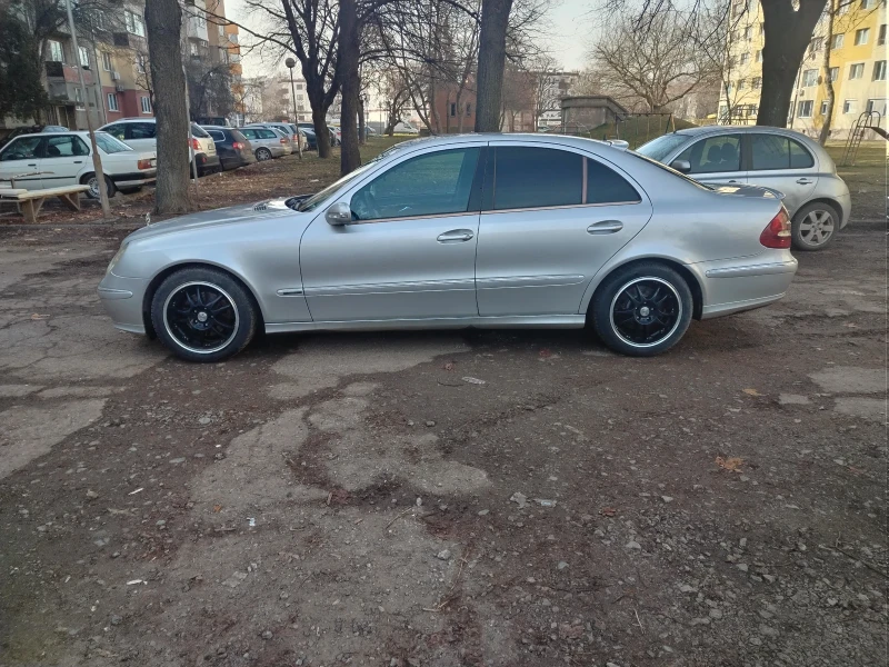 Mercedes-Benz E 220, снимка 8 - Автомобили и джипове - 48933712