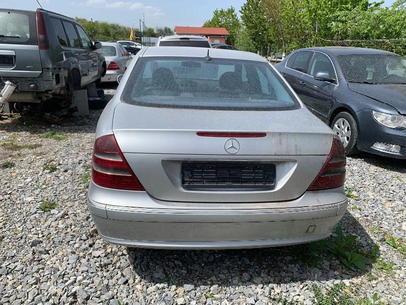 Mercedes-Benz E 270 2.7 CDI, снимка 4 - Автомобили и джипове - 38359929