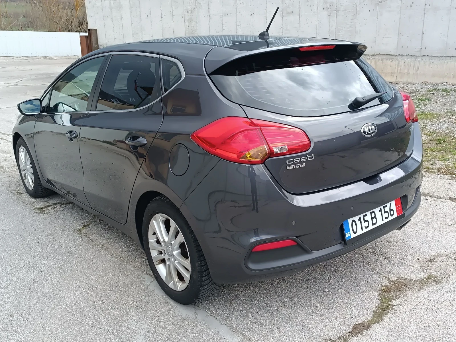 Kia Ceed 1.6GDI, снимка 6 - Автомобили и джипове - 54064360