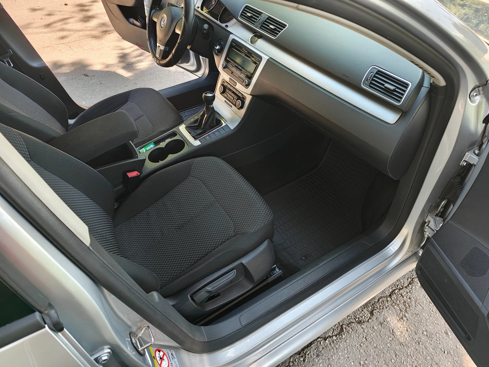 VW Passat 1, 6-105 к.с., снимка 12 - Автомобили и джипове - 54322052