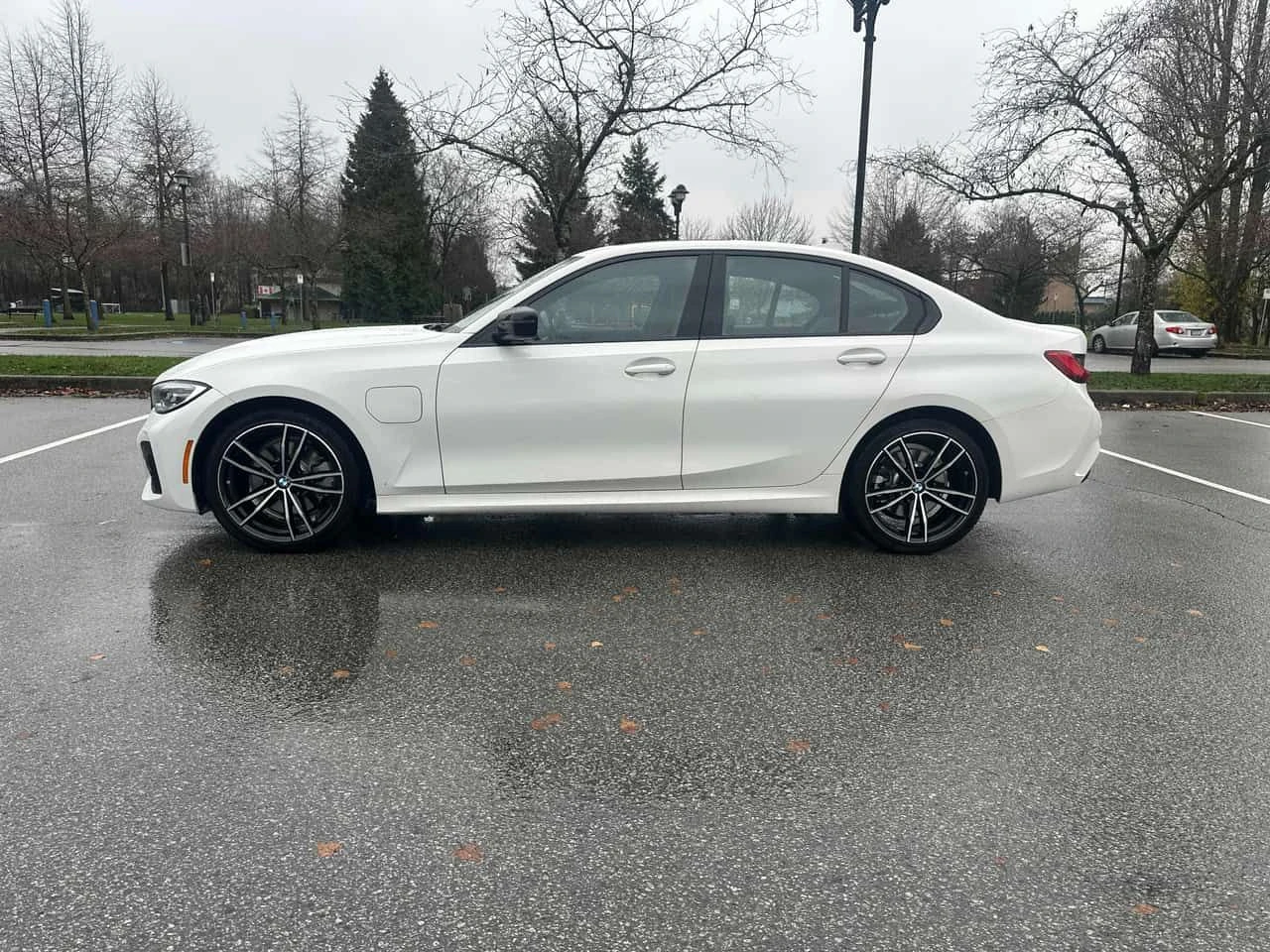 BMW 330 * 330e xDrive * ПОДГРЕВ * ПАМЕТ * CARPLAY, снимка 2 - Автомобили и джипове - 54418092