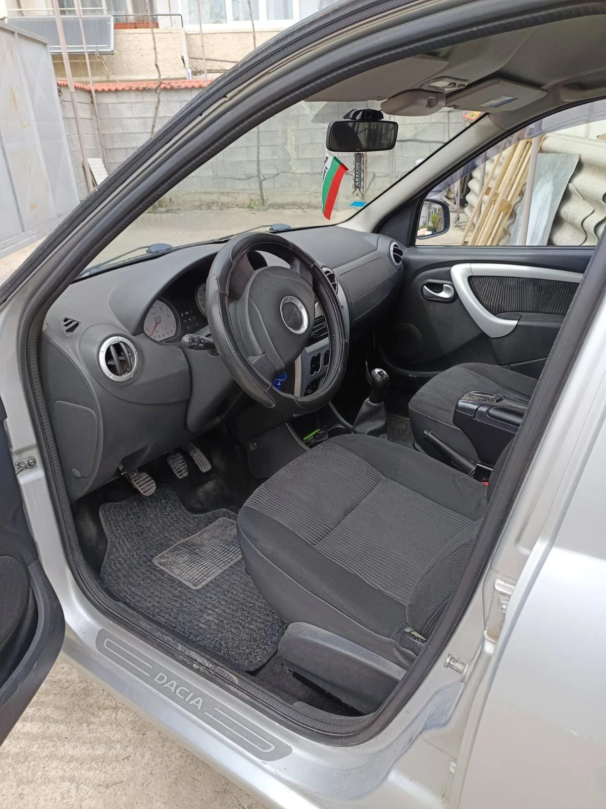 Dacia Logan, снимка 4 - Автомобили и джипове - 55426291