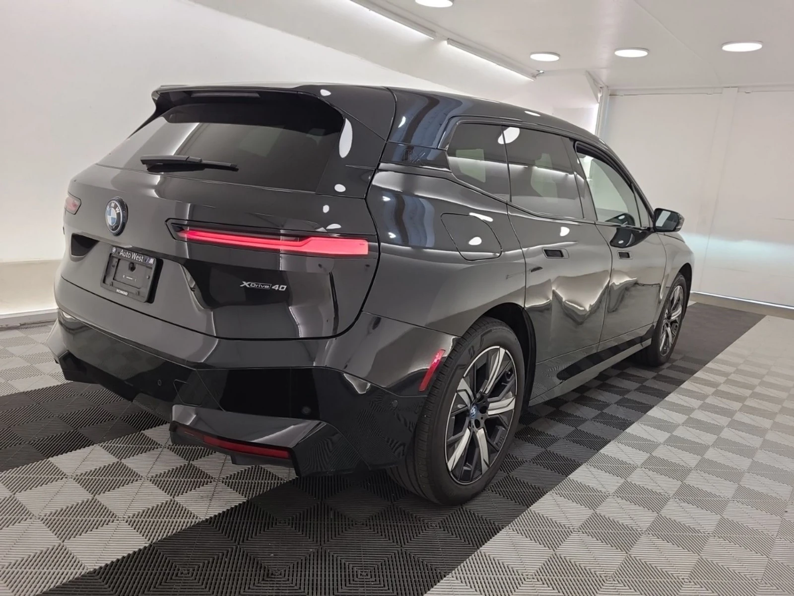 BMW iX eDrive40 ЦЕНА ДО БЪЛГАРИЯ РЕГИСТРАЦИЯ & АВТОКРЕДИТ, снимка 4 - Автомобили и джипове - 55445132