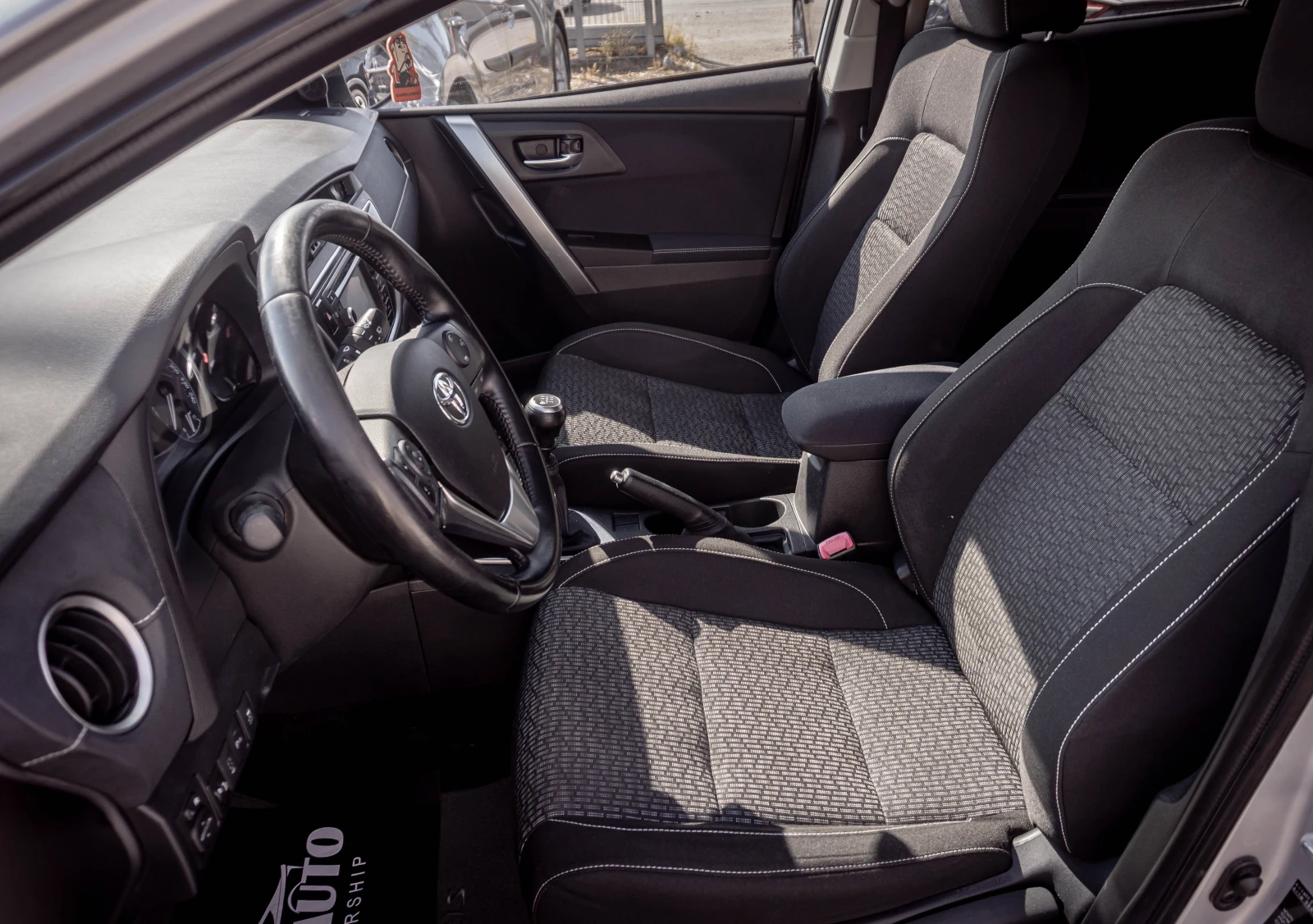 Toyota Auris 1.6 бензин ТОП! С ГАРАНЦИЯ! , снимка 10 - Автомобили и джипове - 56256605