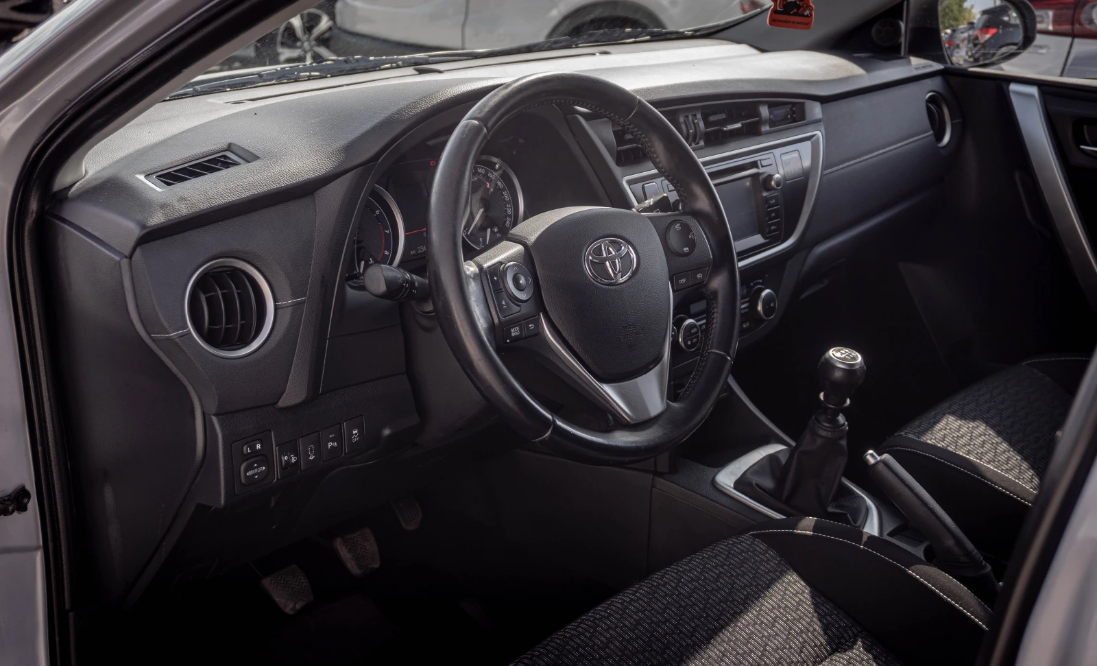 Toyota Auris 1.6 бензин ТОП! С ГАРАНЦИЯ! , снимка 7 - Автомобили и джипове - 56256605