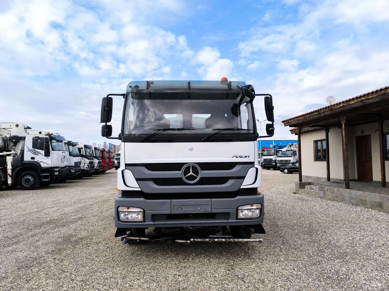 Mercedes-Benz 1824 ЦИСТЕРНА 8М3 - изображение 2