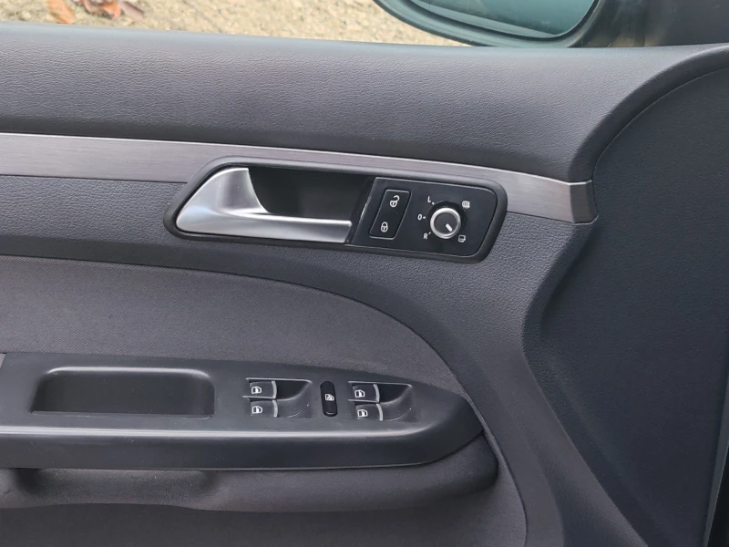 VW Touran 1, 6 TDI 105k. Италия.Нави.Печка.Регистриран., снимка 11 - Автомобили и джипове - 52015022