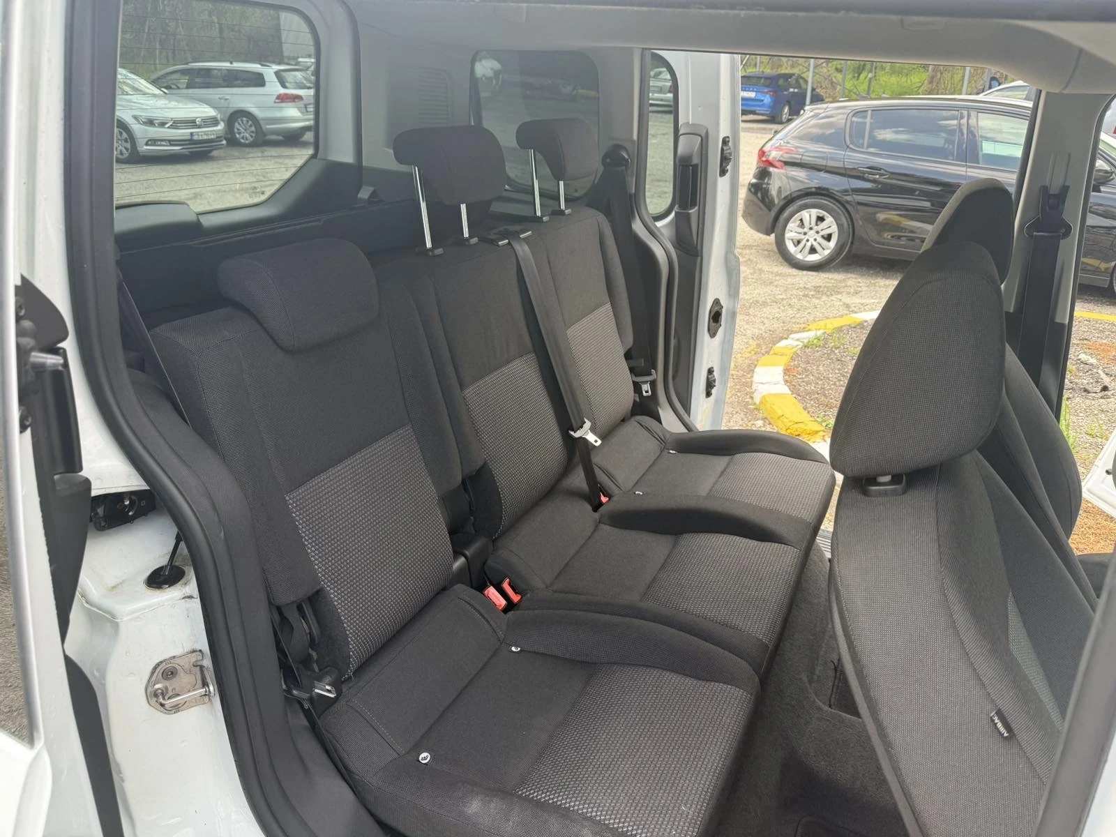 Ford Tourneo Connect 1.0, снимка 11 - Автомобили и джипове - 54246578