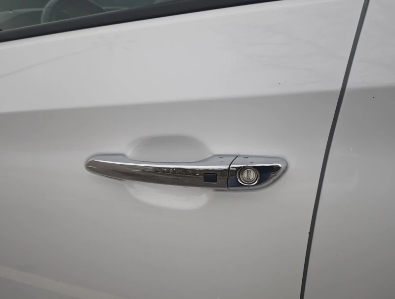 Hyundai Tucson 2.4 - всички екстри, снимка 7 - Автомобили и джипове - 53287888