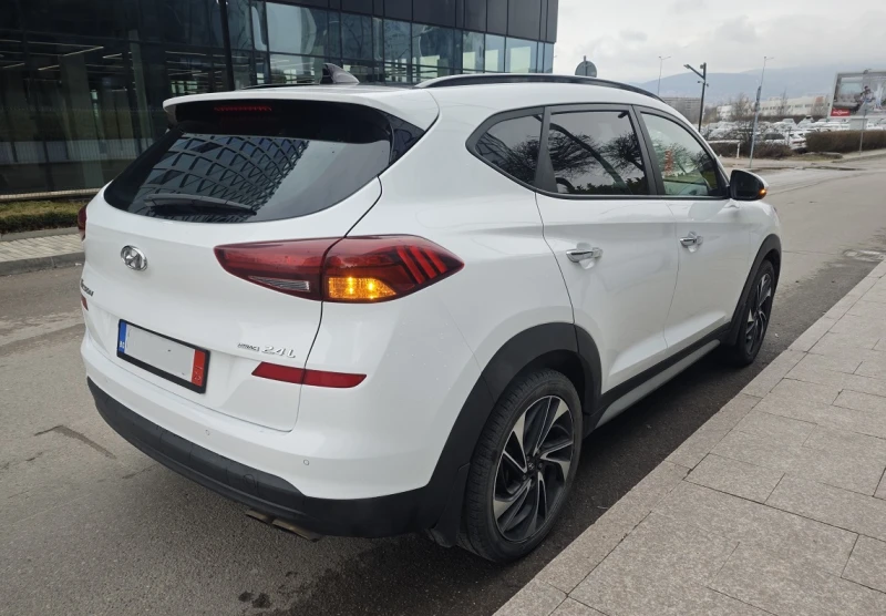 Hyundai Tucson 2.4 - всички екстри, снимка 4 - Автомобили и джипове - 53287888