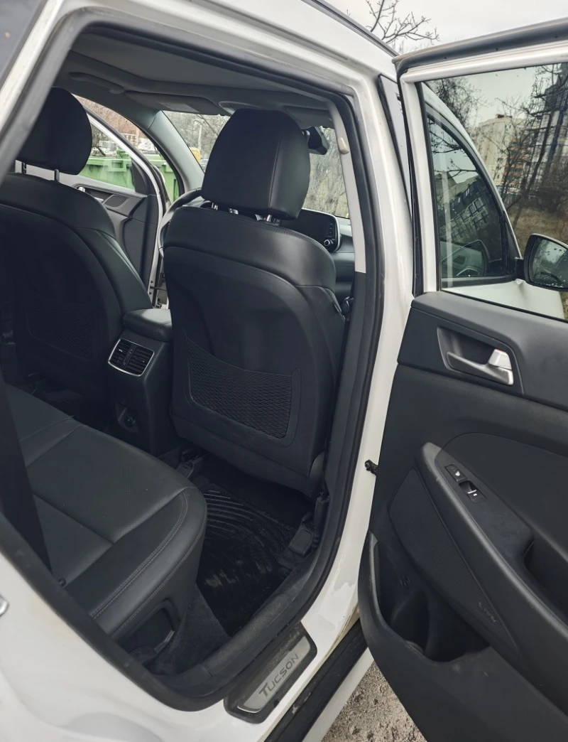 Hyundai Tucson 2.4 - всички екстри, снимка 10 - Автомобили и джипове - 53287888