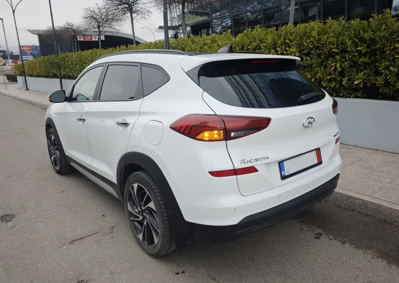 Hyundai Tucson 2.4 - всички екстри, снимка 3 - Автомобили и джипове - 53287888