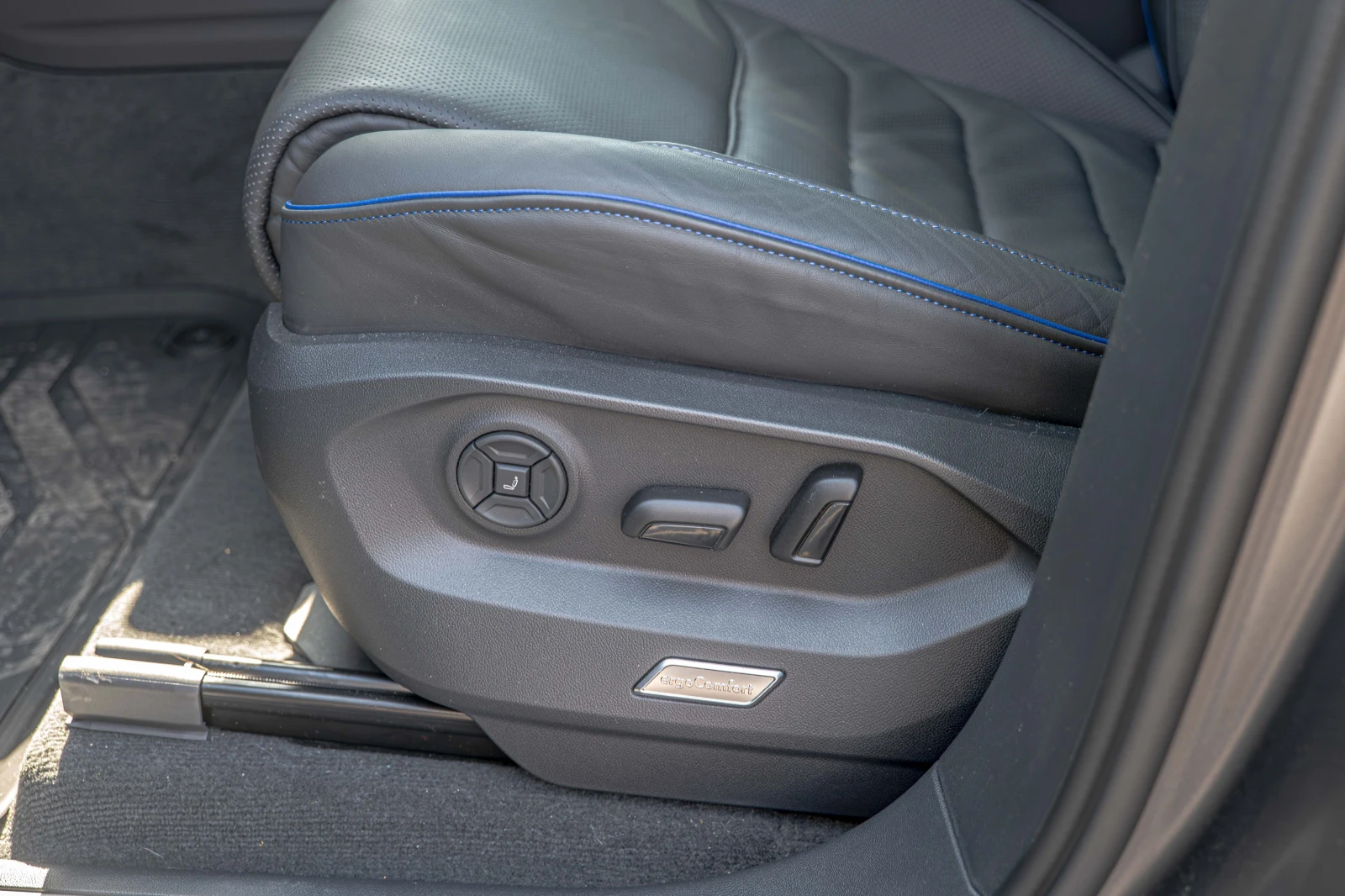 VW Touareg RLine/V6 eHybrid/dYnaudio/HuD/Камера 360/ACC, снимка 9 - Автомобили и джипове - 53723637