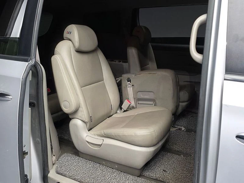 Kia Carnival 2.2 Automatic, снимка 16 - Автомобили и джипове - 55464729