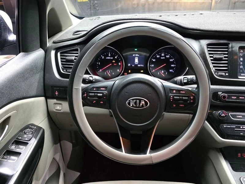 Kia Carnival 2.2 Automatic, снимка 9 - Автомобили и джипове - 55464729