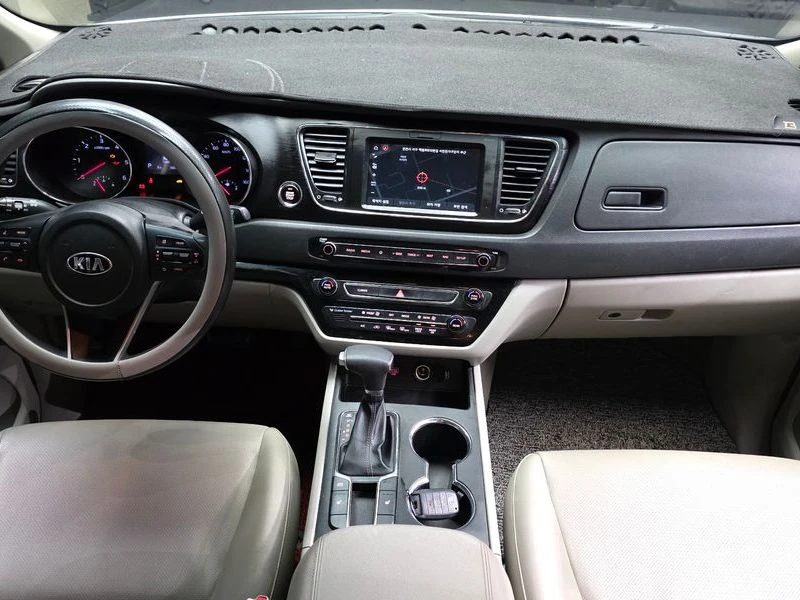 Kia Carnival 2.2 Automatic, снимка 8 - Автомобили и джипове - 55464729