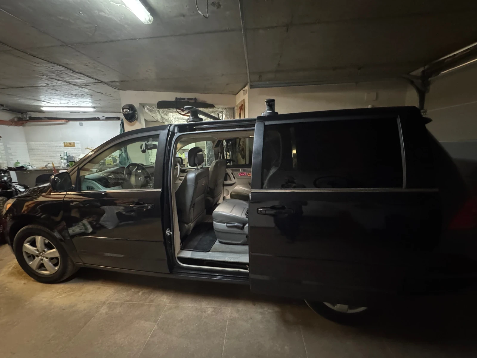 Chrysler Town and Country VW Routan SEL - изображение 2