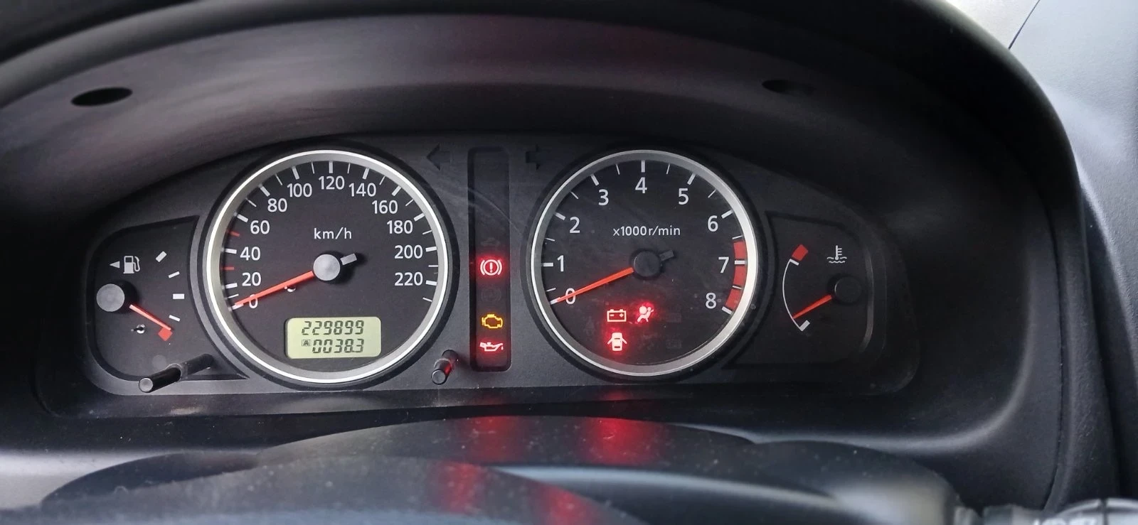 Nissan Almera 1.8 , снимка 12 - Автомобили и джипове - 54296030