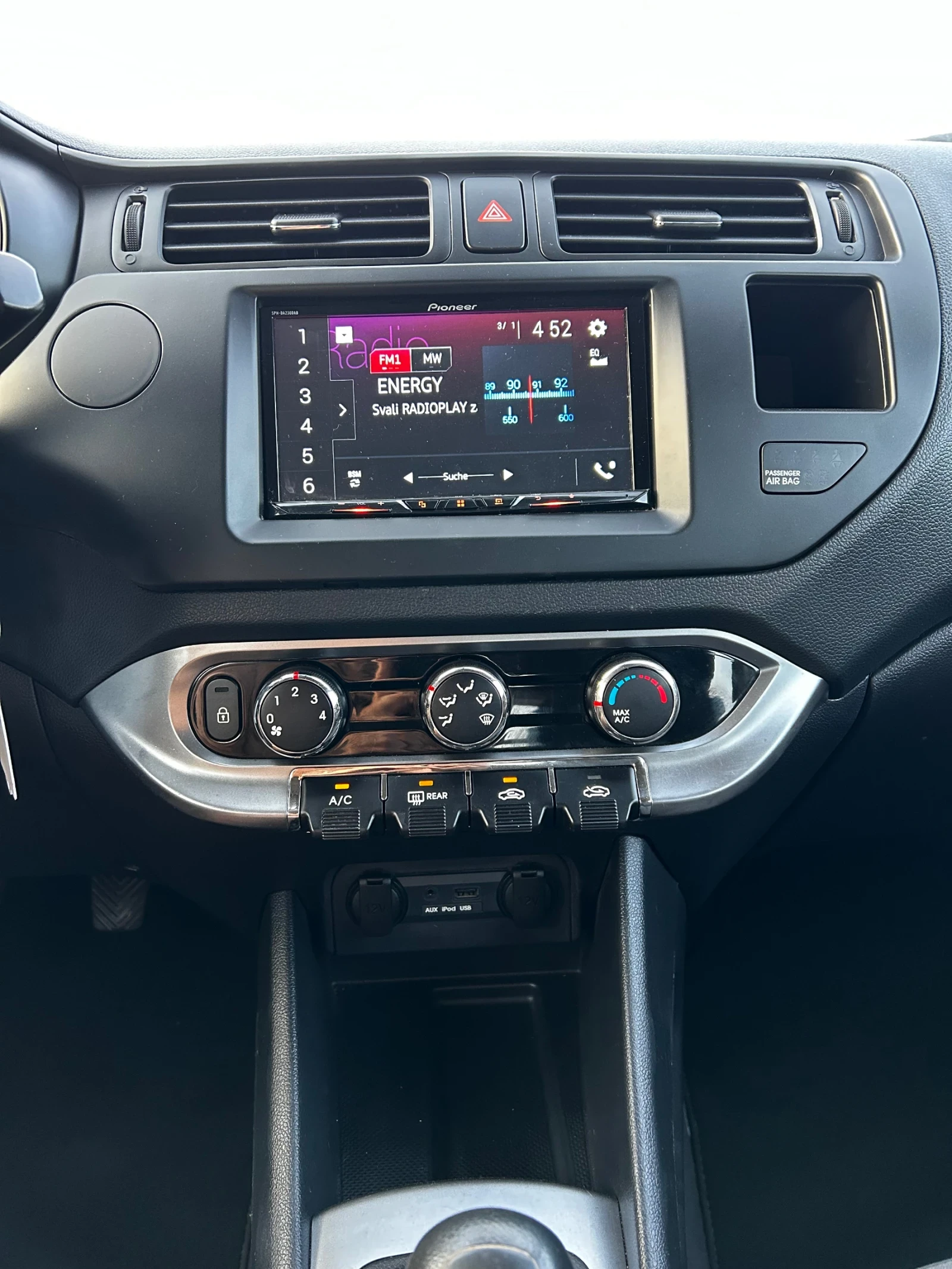 Kia Rio 1.4i 109к.с.* ПОДГРЕВ* СЕРВИЗНА КНИЖКА* КЛИМАТИК* , снимка 14 - Автомобили и джипове - 55317018