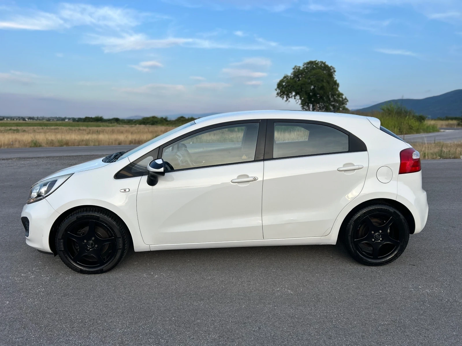 Kia Rio 1.4i 109к.с.* ПОДГРЕВ* СЕРВИЗНА КНИЖКА* КЛИМАТИК* , снимка 7 - Автомобили и джипове - 55317018