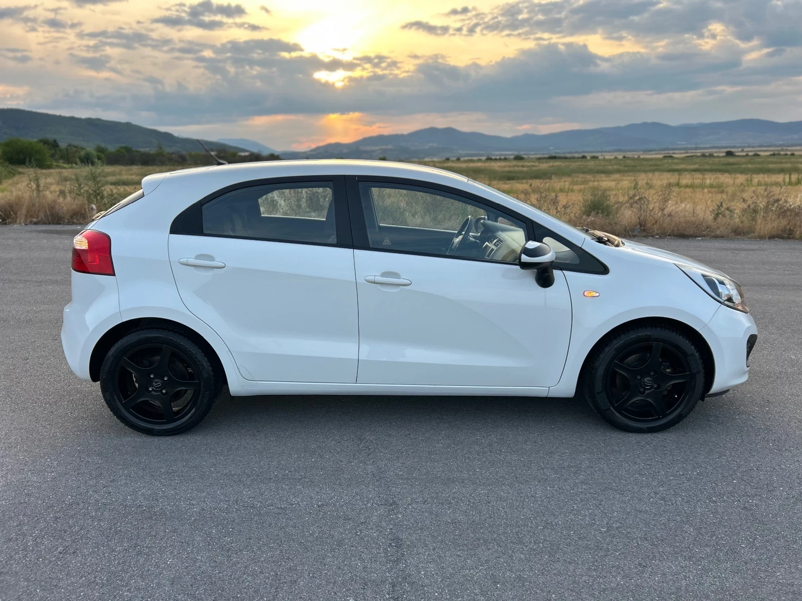 Kia Rio 1.4i 109к.с.* ПОДГРЕВ* СЕРВИЗНА КНИЖКА* КЛИМАТИК* , снимка 4 - Автомобили и джипове - 55317018