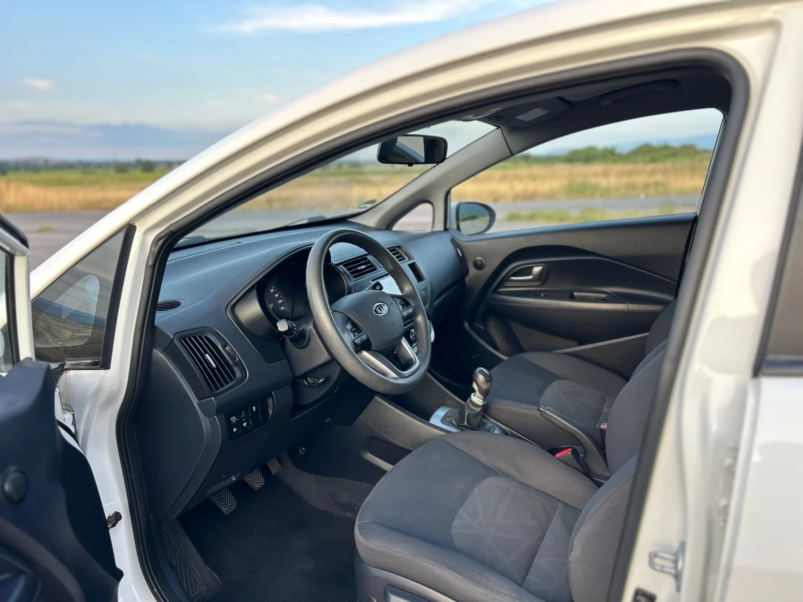 Kia Rio 1.4i 109к.с.* ПОДГРЕВ* СЕРВИЗНА КНИЖКА* КЛИМАТИК* , снимка 8 - Автомобили и джипове - 55317018