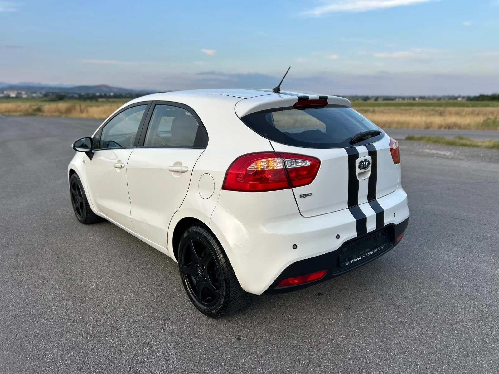 Kia Rio 1.4i 109к.с.* ПОДГРЕВ* СЕРВИЗНА КНИЖКА* КЛИМАТИК* , снимка 6 - Автомобили и джипове - 55317018